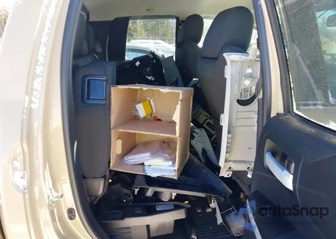 2017 Toyota Tundra Sr5 5.7L V8 z USA, uszkodzony, nr VIN 5TFUY5F1XHX606609